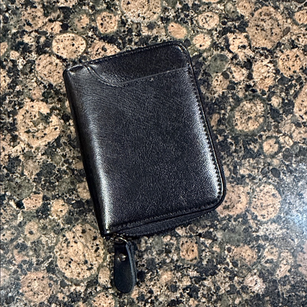 NWOT amazon Black Leather Zip key Holder